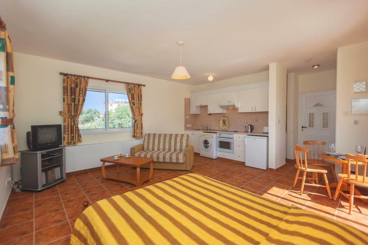 Thekla Court Apartment Polis Luaran gambar