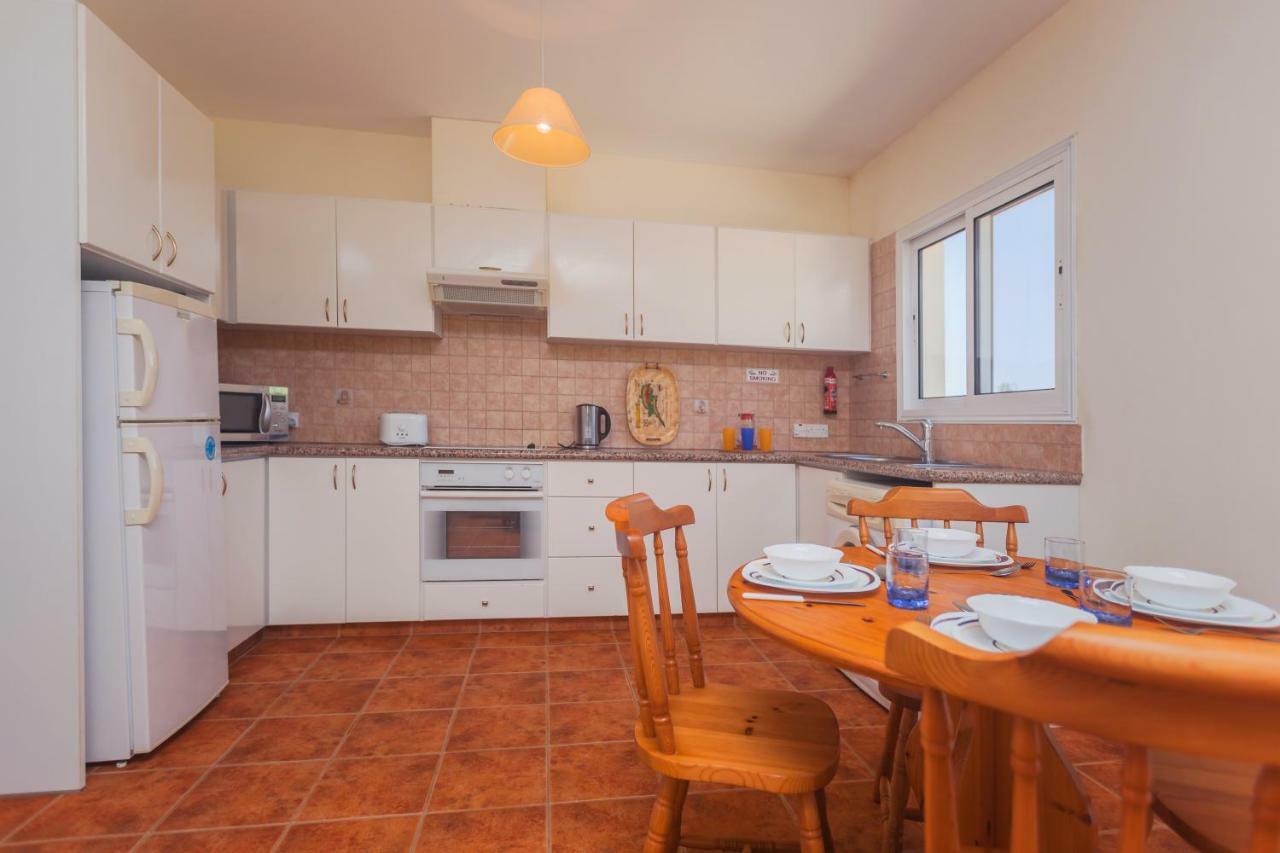 Thekla Court Apartment Polis Luaran gambar